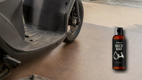 Dek motor matic hitam yang mulai kusam di carport rumah dengan packshot Wiselie Back To Black sebagai produk perawatan plastik kendaraan
